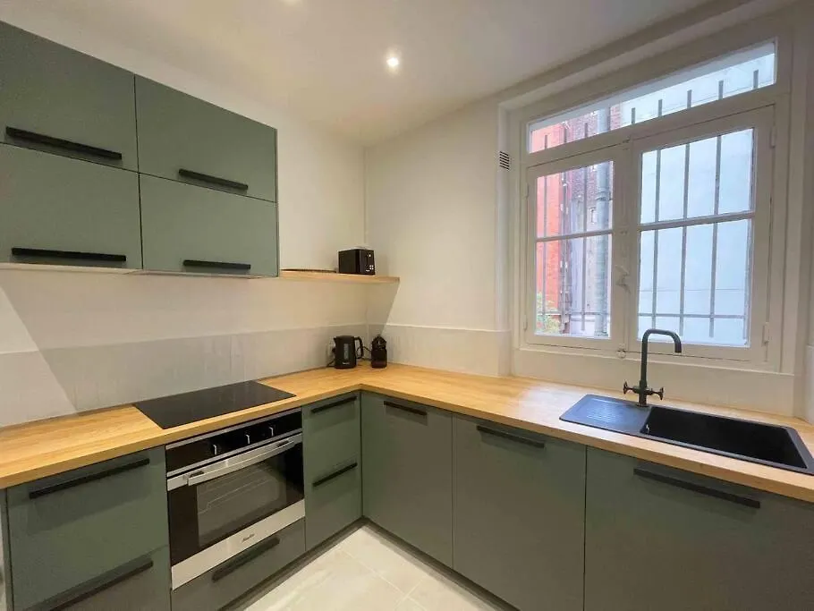 Charming 3 Bedroom Haussmannien Apartment In 17Th Paris