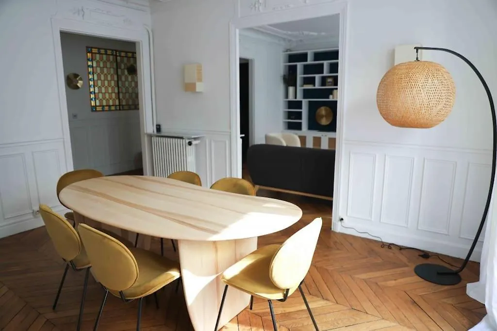 Charming 3 Bedroom Haussmannien Apartment In 17Th Paris