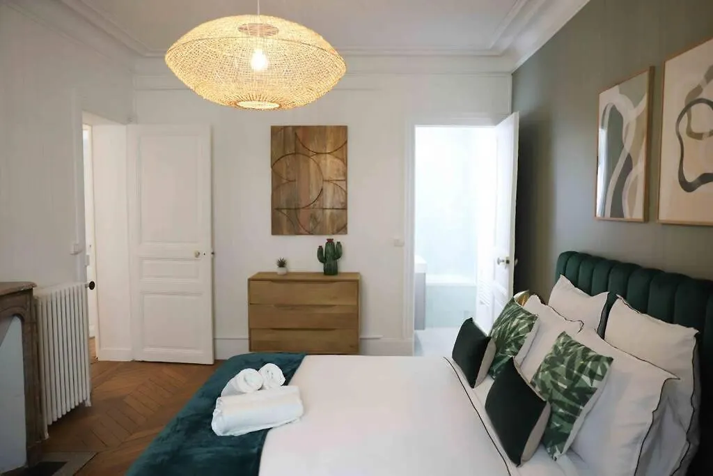 Charming 3 Bedroom Haussmannien Apartment In 17Th Párizs 0*,