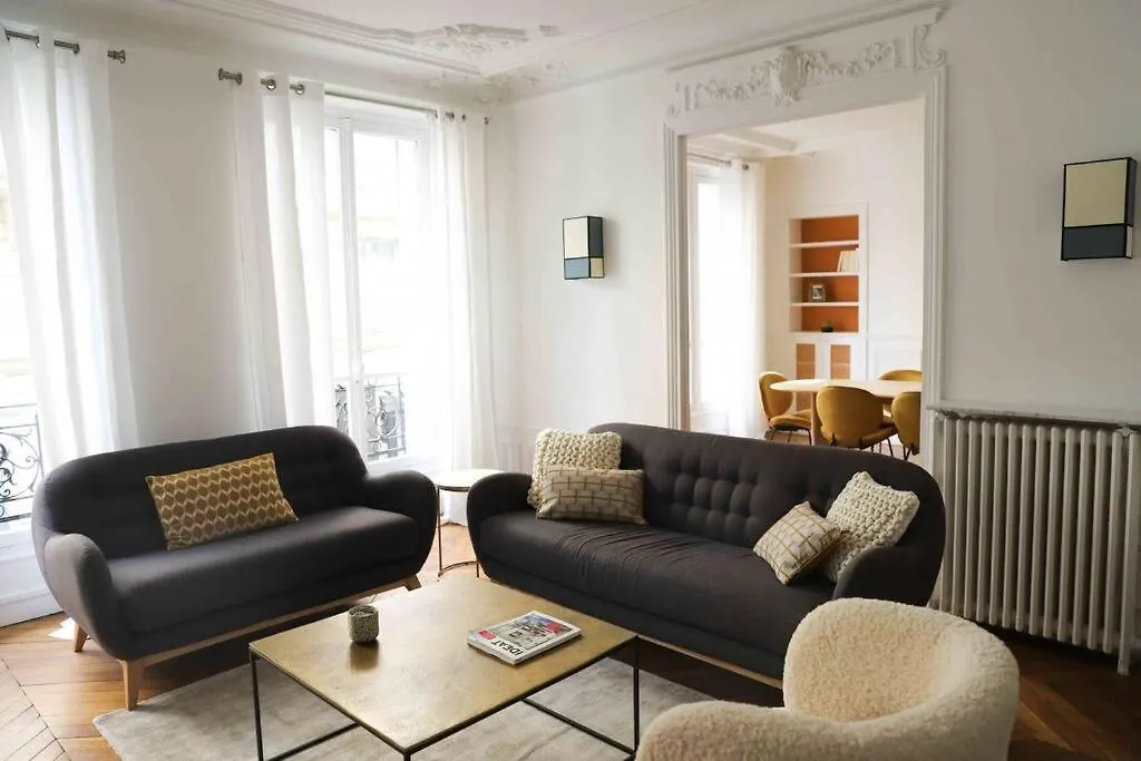 Charming 3 Bedroom Haussmannien Apartment In 17Th Párizs 0*,  Franciaország