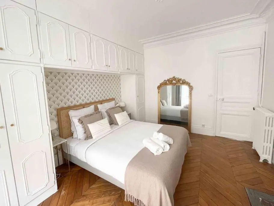 Charming 3 Bedroom Haussmannien Apartment In 17Th Párizs