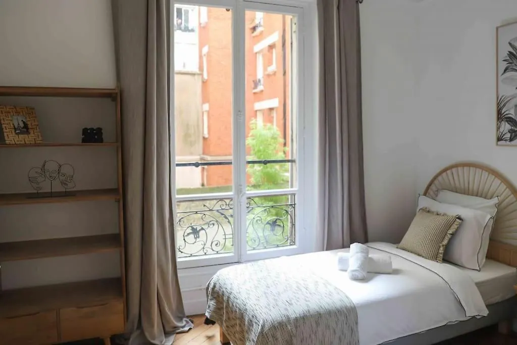 Charming 3 Bedroom Haussmannien Apartment In 17Th Párizs