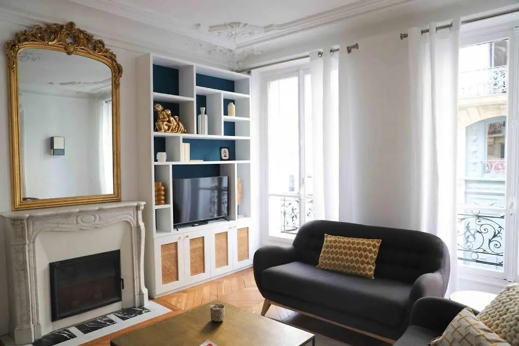 Charming 3 Bedroom Haussmannien Apartment In 17Th Párizs Franciaország