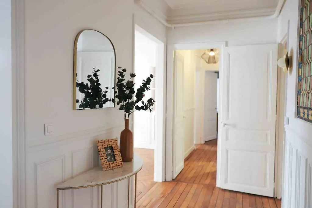 Charming 3 Bedroom Haussmannien Apartment In 17Th Párizs