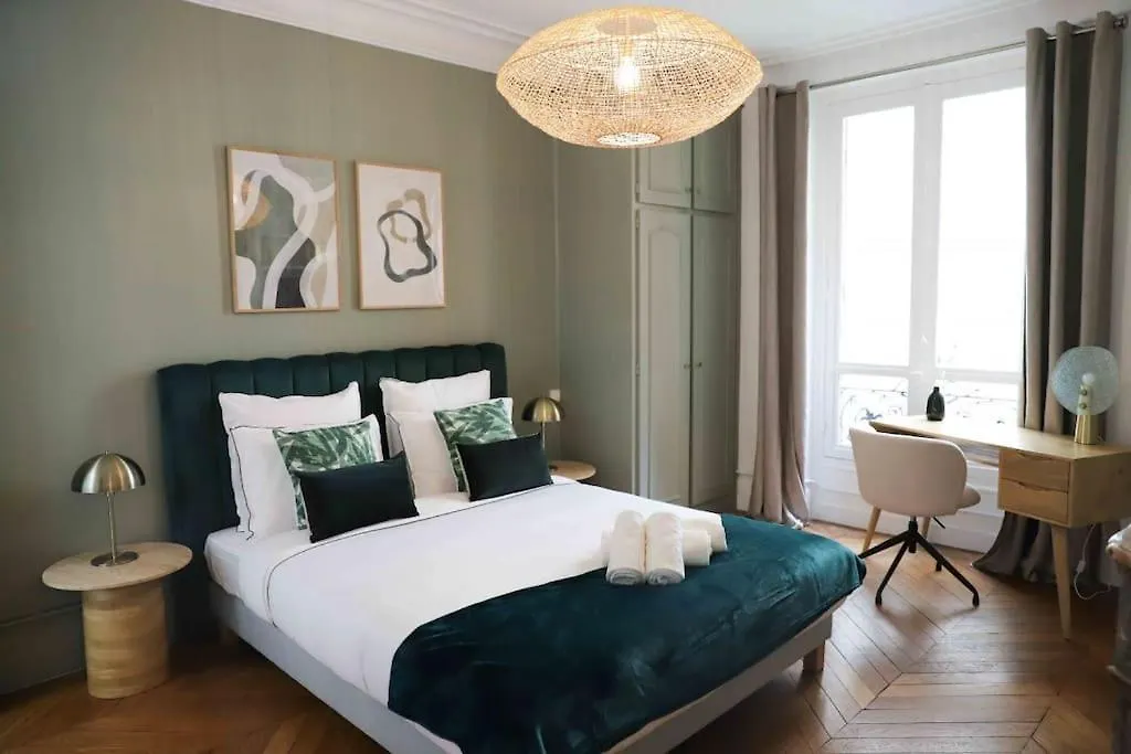 Charming 3 Bedroom Haussmannien Apartment In 17Th Párizs 0*,  Franciaország
