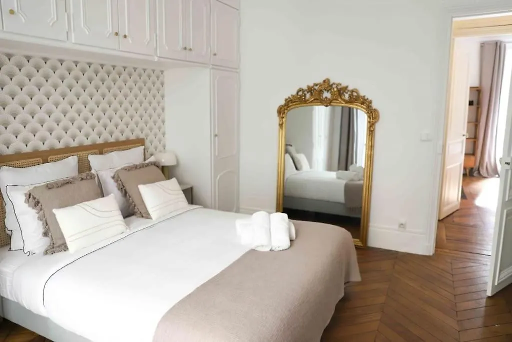 Charming 3 Bedroom Haussmannien Apartment In 17Th Párizs 0*,
