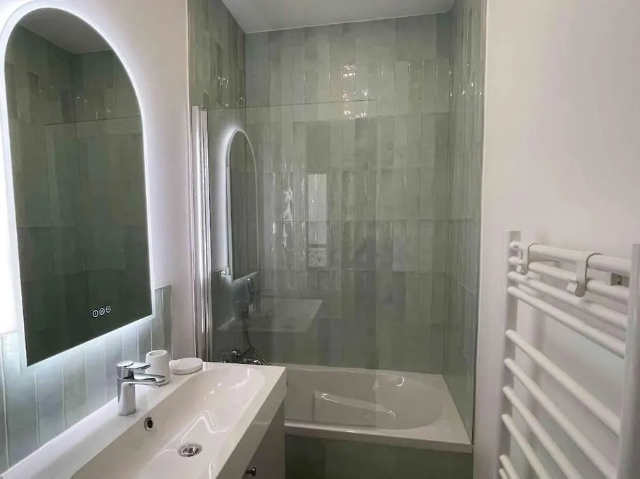 Charming 3 Bedroom Haussmannien Apartment In 17Th Párizs