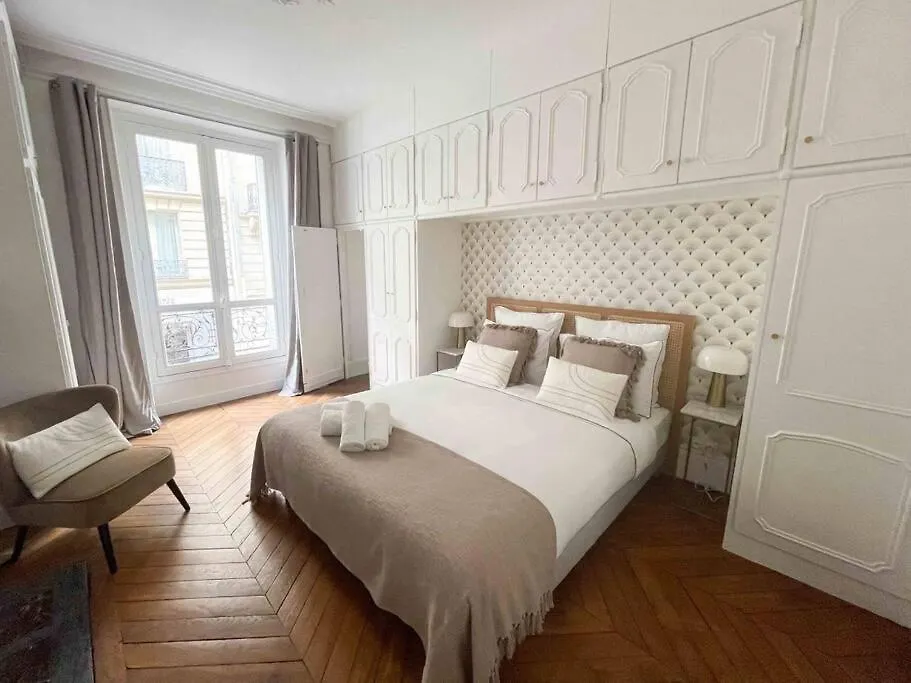 Charming 3 Bedroom Haussmannien Apartment In 17Th Párizs 0*,  Franciaország