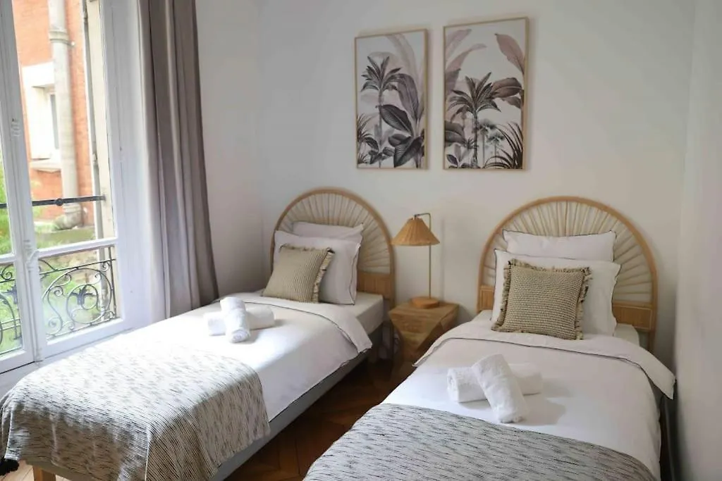 Charming 3 Bedroom Haussmannien Apartment In 17Th باريس فرنسا