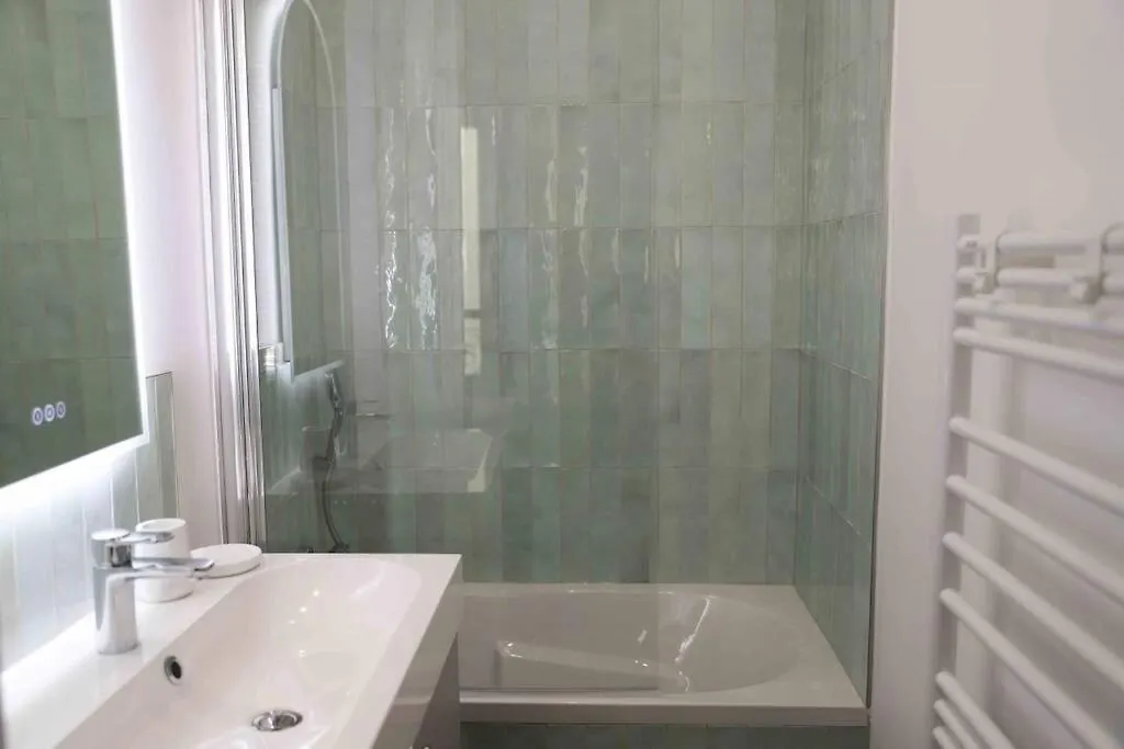 Charming 3 Bedroom Haussmannien Apartment In 17Th باريس فرنسا