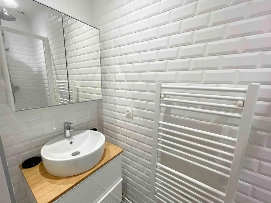 Charming 3 Bedroom Haussmannien Apartment In 17Th باريس