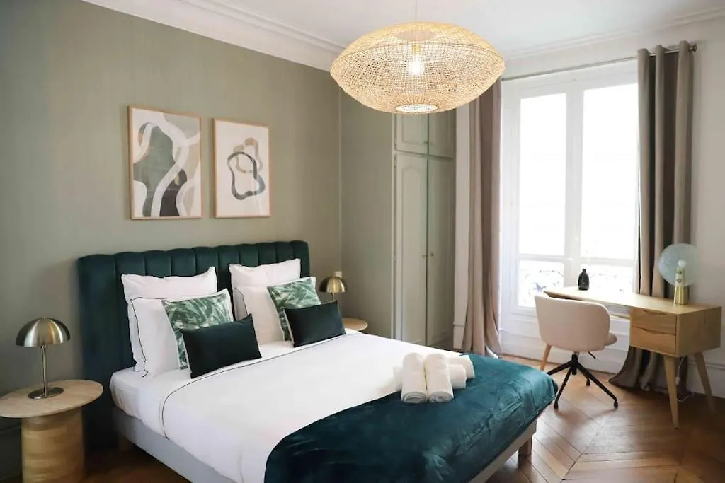Charming 3 Bedroom Haussmannien Apartment In 17Th باريس