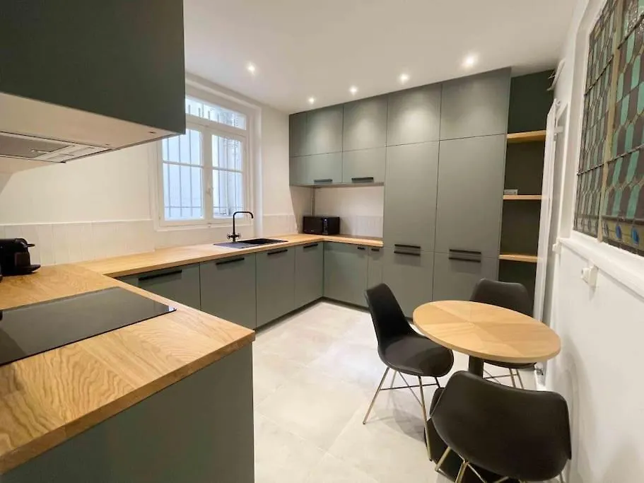 Charming 3 Bedroom Haussmannien Apartment In 17Th باريس