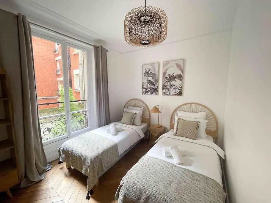 Charming 3 Bedroom Haussmannien Apartment In 17Th باريس فرنسا
